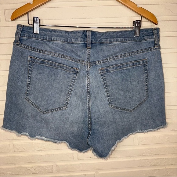 Torrid Light Wash Denim Distressed Shorts, Women’s Size 14 - Picture 4 of 7